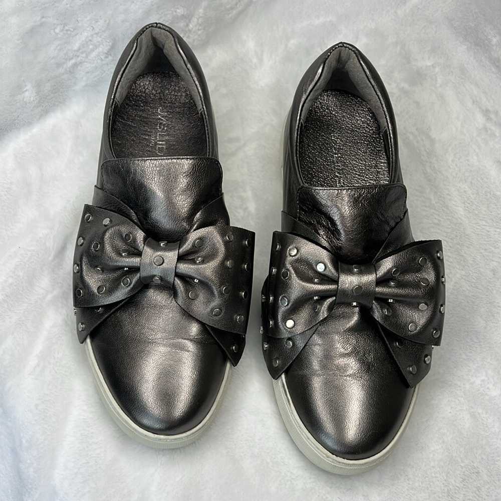 J/SLIDES SILVER SLIP ON SNEAKER WITH BIG STUDDED BOW! ~ EXCELLENT CONDITION!